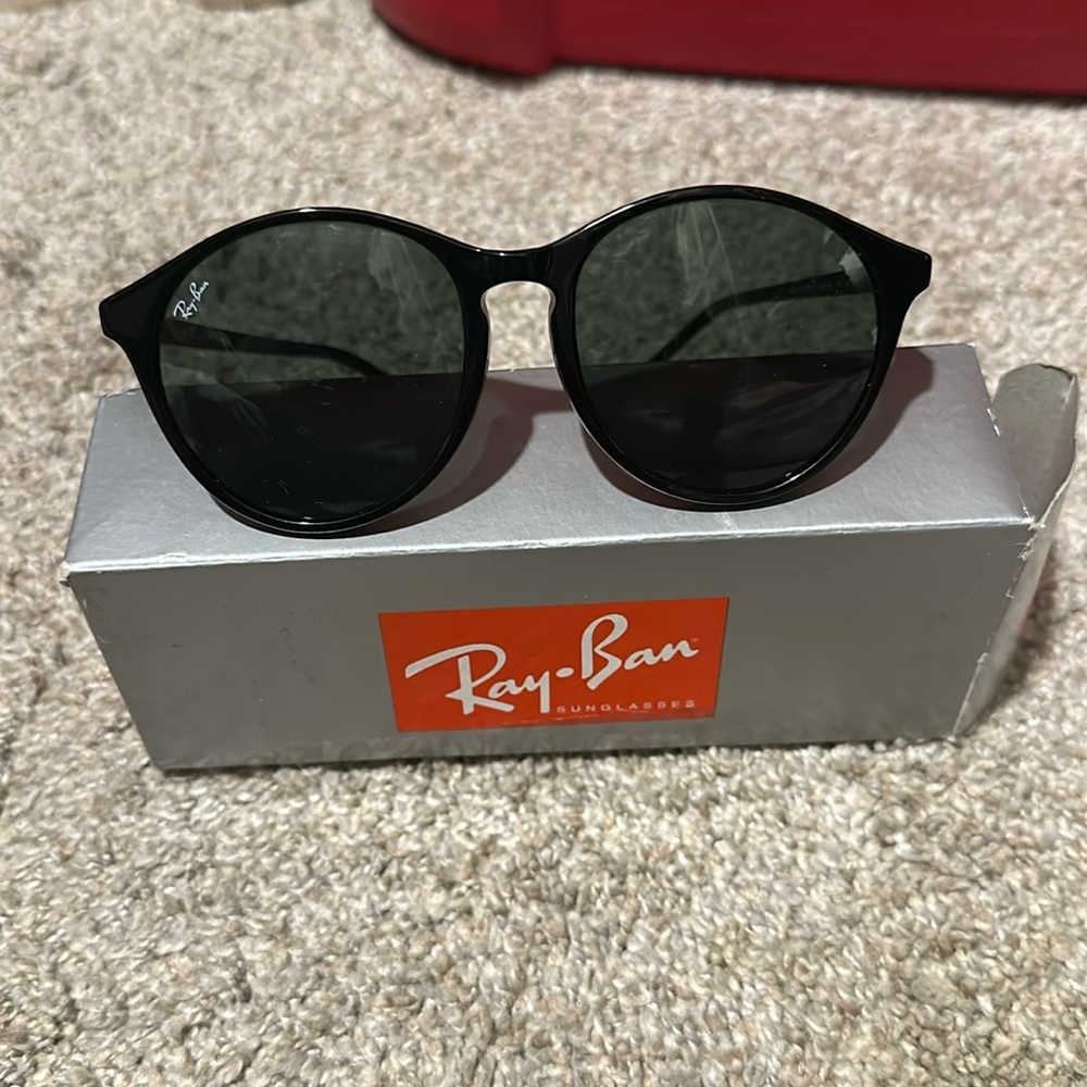 New in the box Ray-Ban sunglasses. Does not include case.